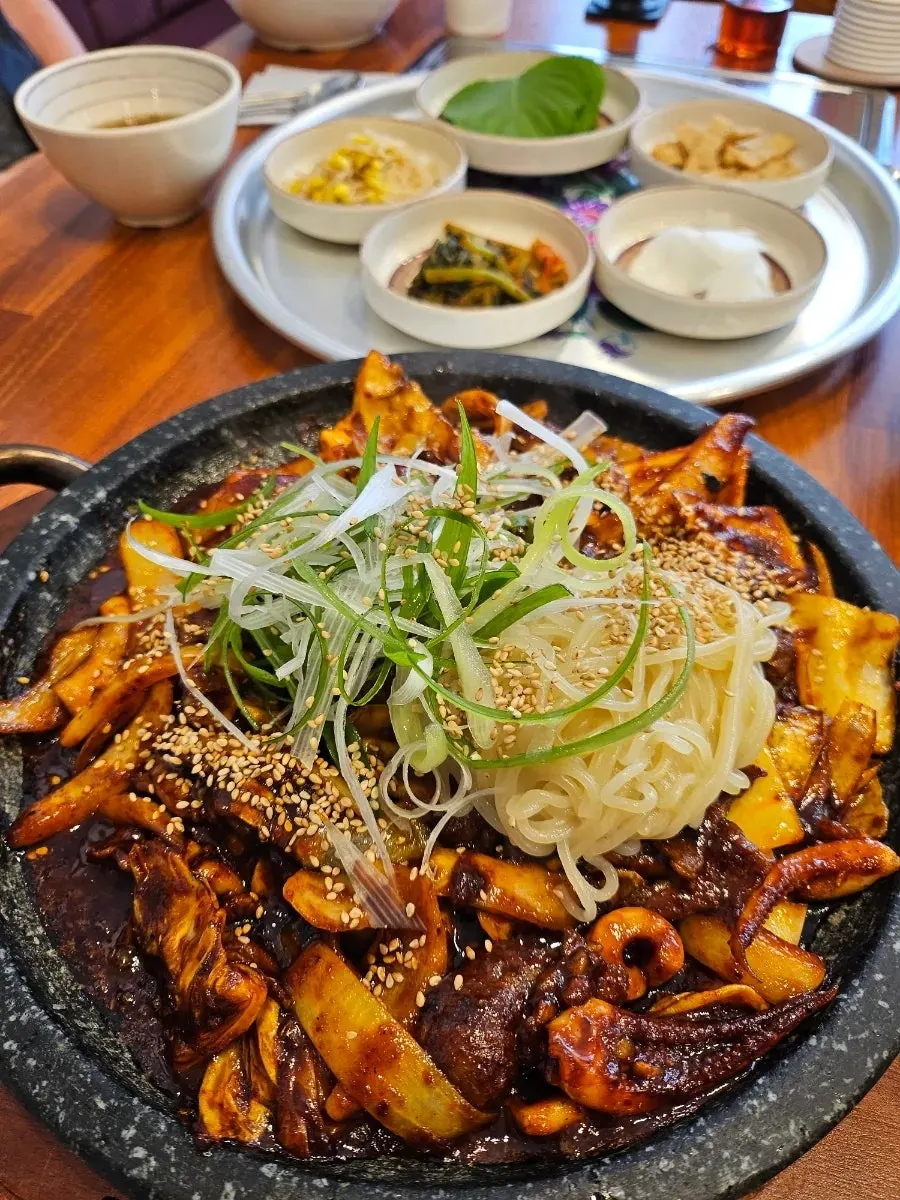 Jjolmyeon noodles added to Oje Bokkeum