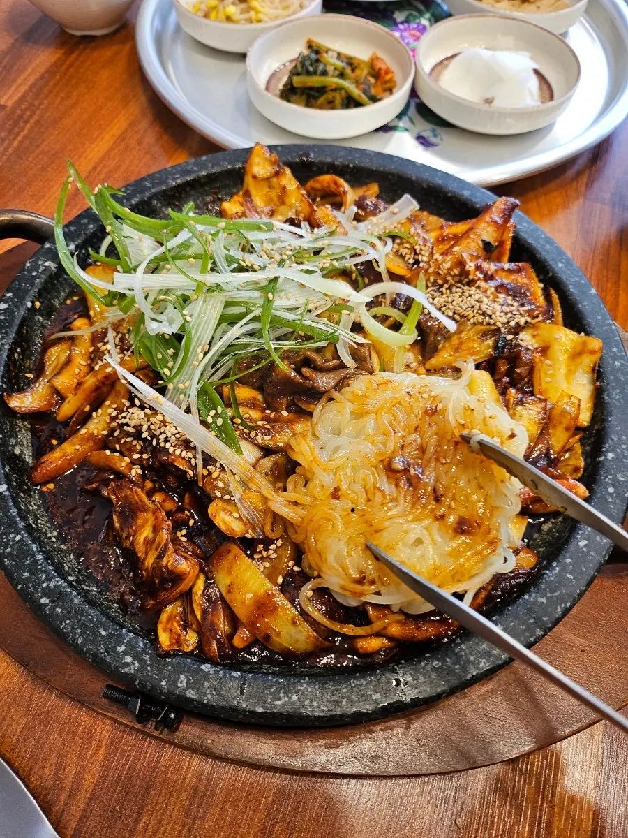 Stone-platter sauce and jjolmyeon noodles