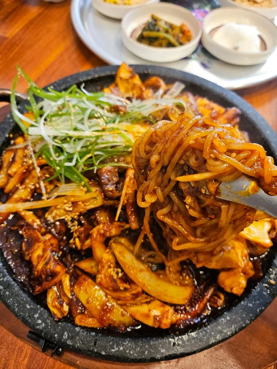 A chopstickful of sauce-coated jjolmyeon