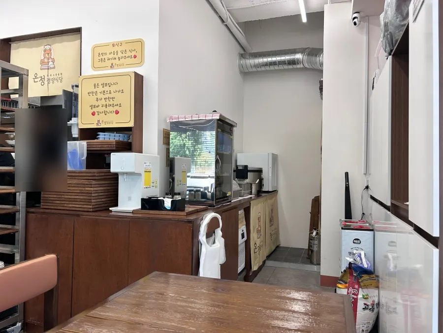 Full view of the restaurant during weekday lunch hour