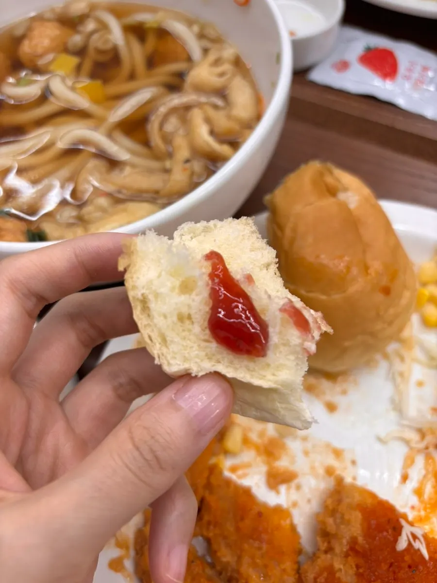 A plate split half-and-half between gyeongyangsik and spicy pork cutlet