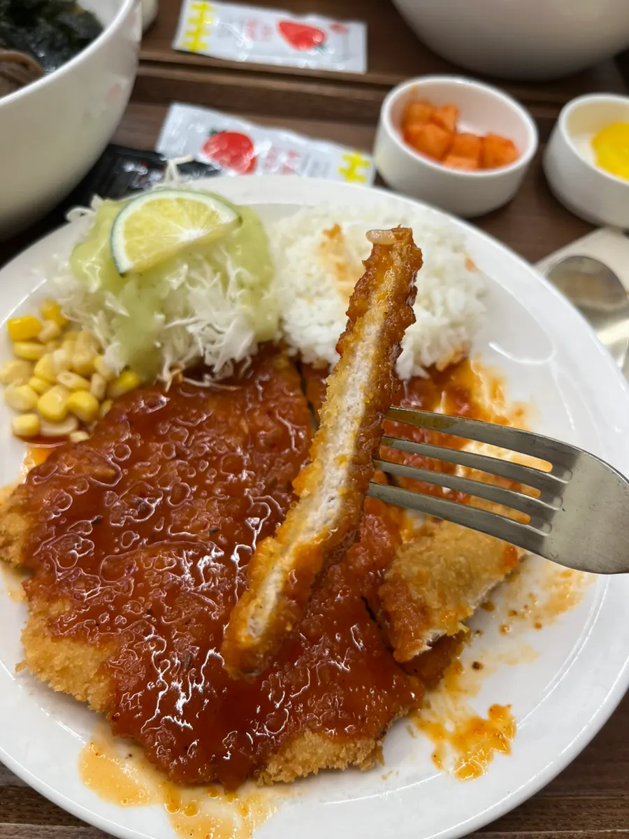 매운 돈까스 한 접시 상차림