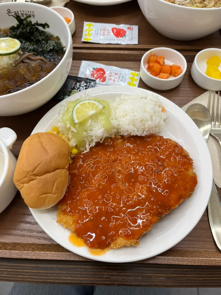 칼로 썬 매운 돈까스 단면
