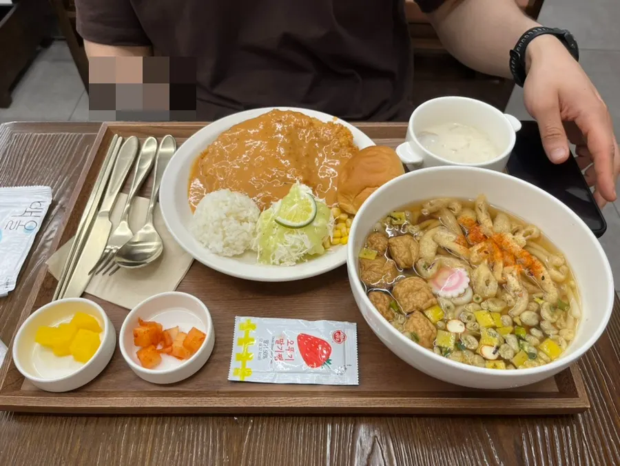 모닝빵과 1회용 딸기잼