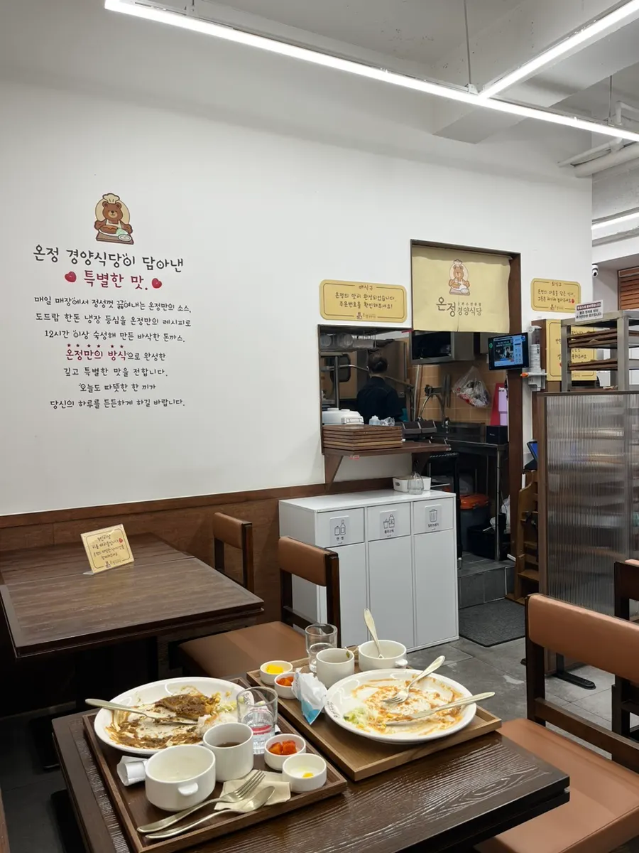 어묵과 유부가 든 우동과 냉모밀