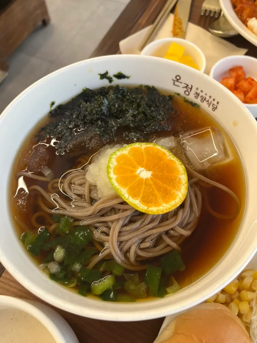 Set udon topped with fried tofu skin and fish cake