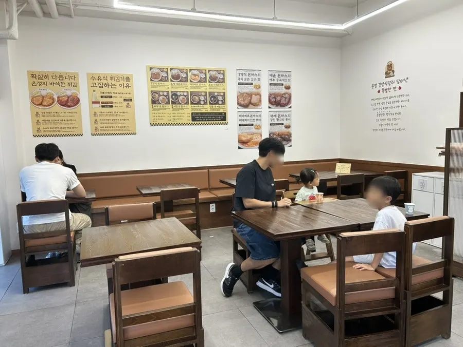 밝은 조명의 온정경양식당 내부 좌석