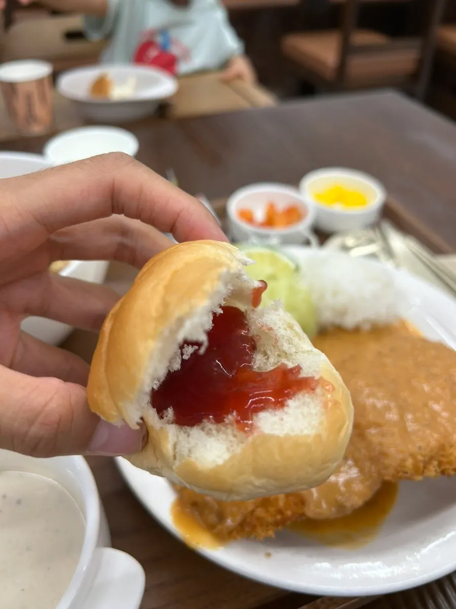 딸기잼을 바른 모닝빵