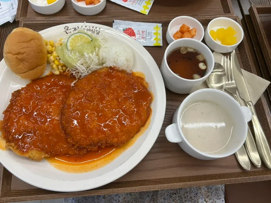 붉은 소스가 올라간 매운돈까스 접시