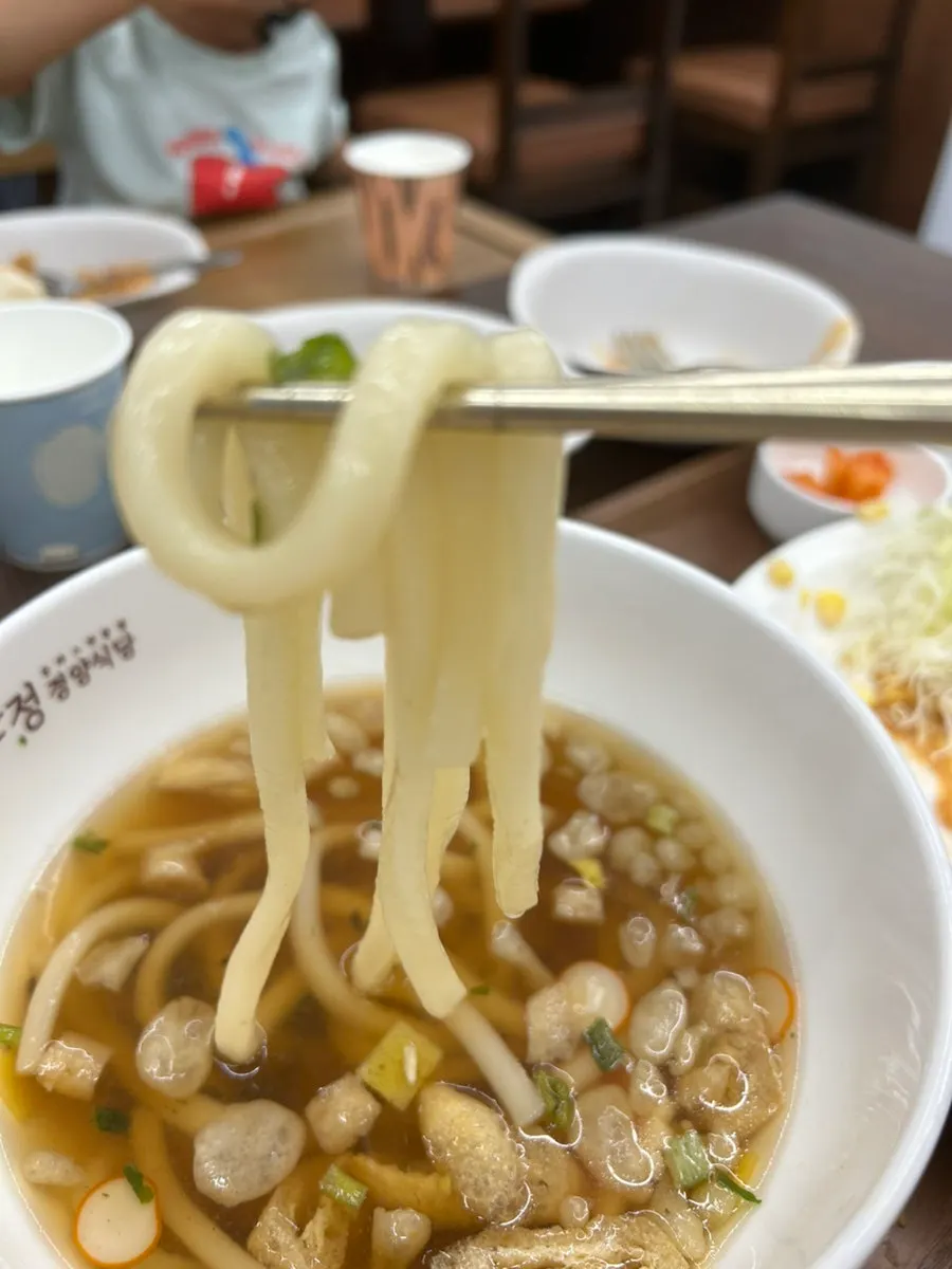 양이 넉넉한 유부 어묵 우동