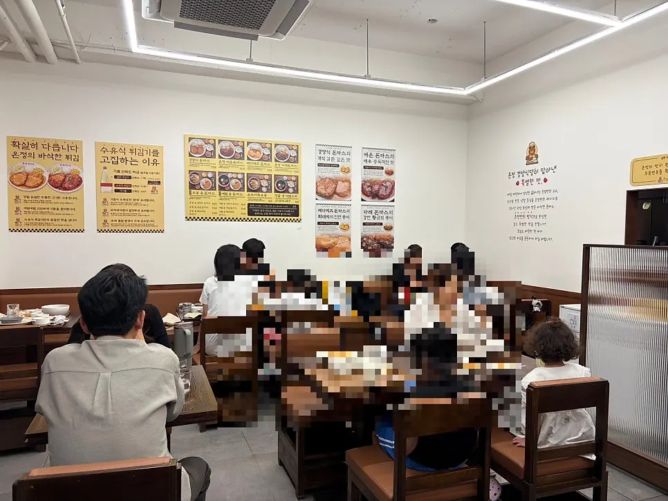 4인석이 있는 홀 좌석 전경