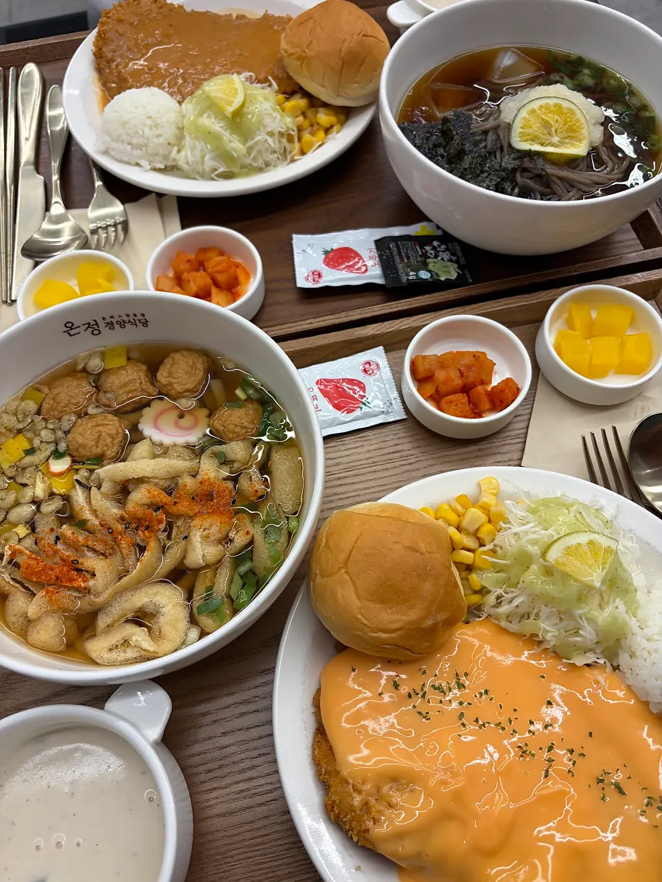 돈까스 세트 두 개가 차려진 상차림