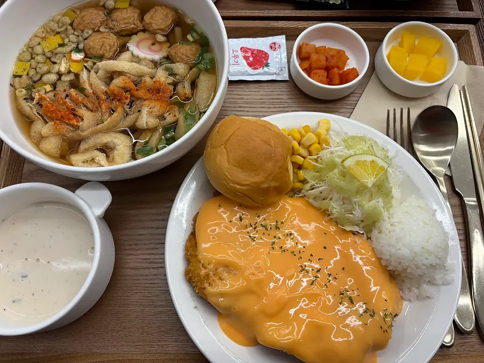 체다치즈 소스를 얹은 돈까스