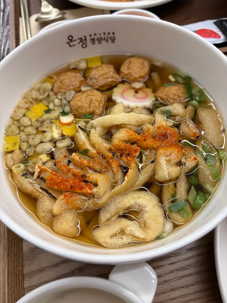 어묵과 건더기가 많은 세트 우동