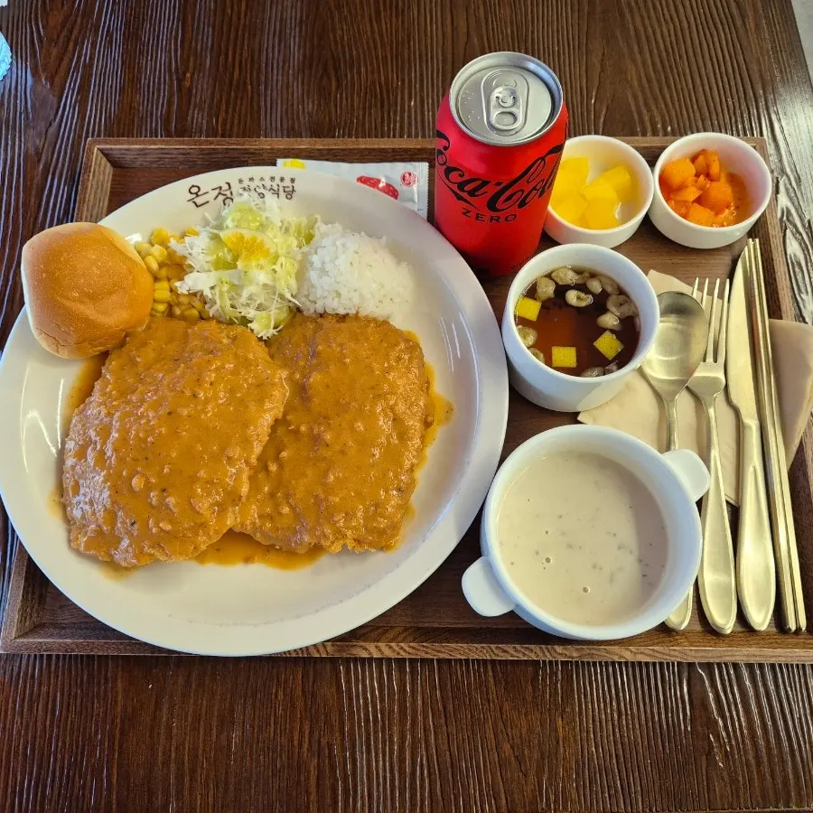 스프와 장국, 돈까스, 모닝빵 한 상 차림