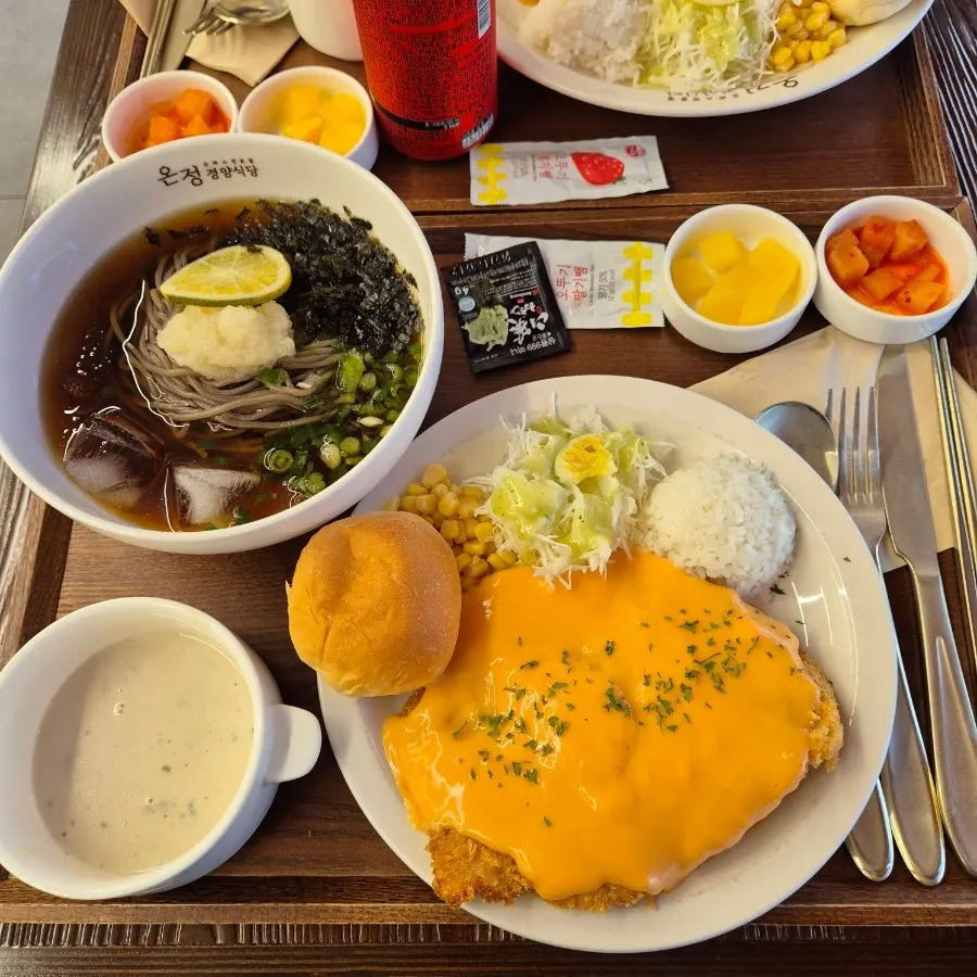 메밀소바와 체다돈까스 세트