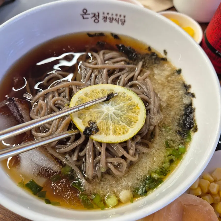 체다치즈소스가 듬뿍 올라간 체다돈까스