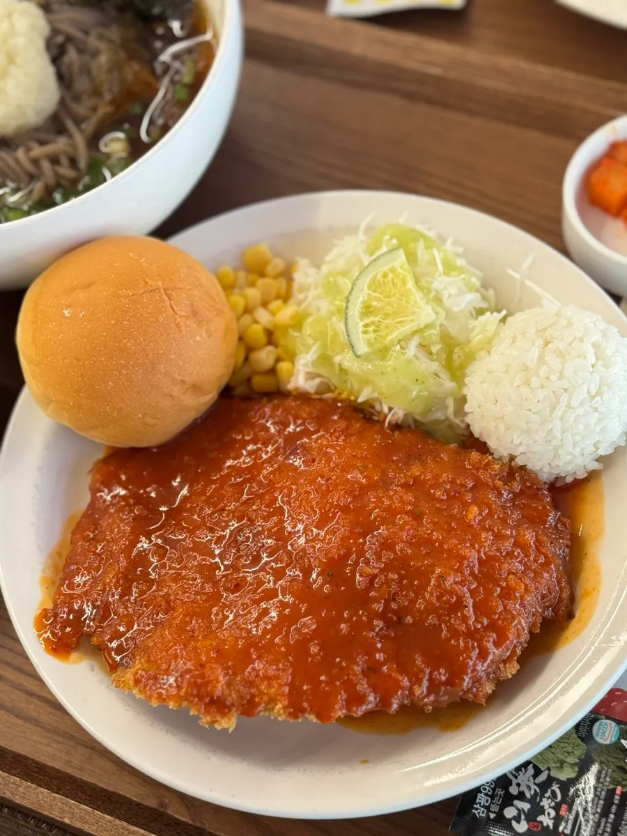 辛いソースがのった辛口とんかつと冷そばのセット
