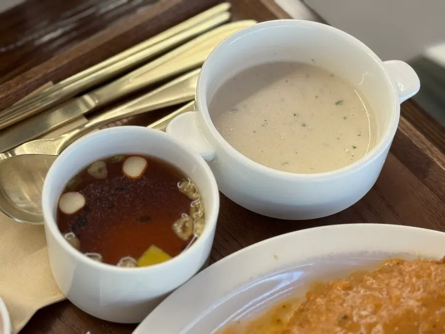 切り分けた京洋食とんかつの一切れ