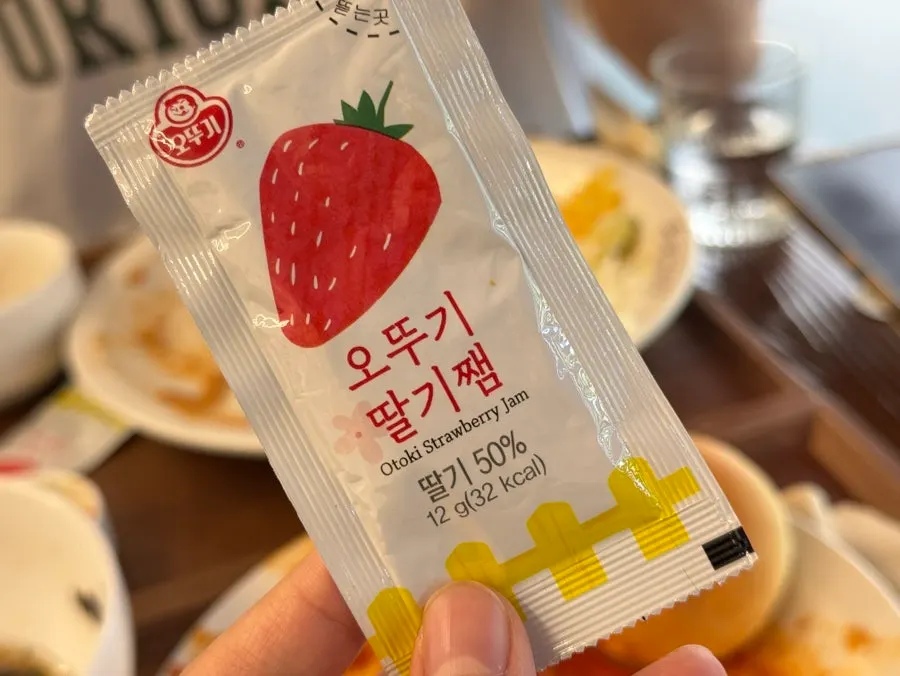 一緒に出てくるモーニングパンといちごジャム