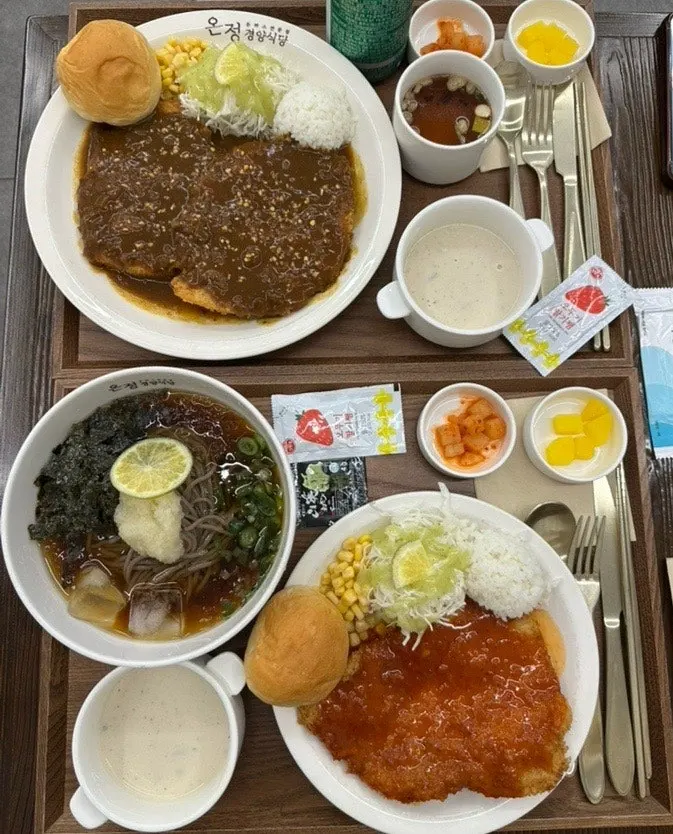 셀프바에서 담아온 반찬 접시