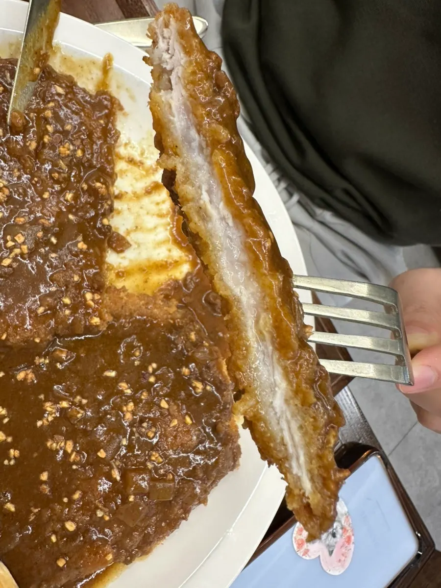 두툼한 한돈 돈까스 단면