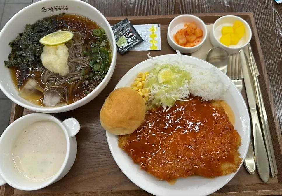 매운 돈까스와 메밀소바 세트 한 상