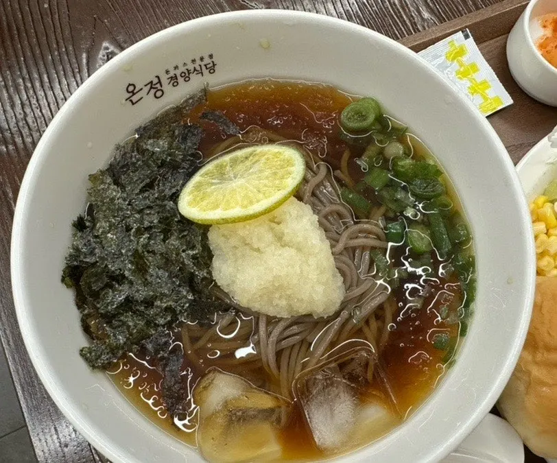 와사비와 간 무가 올라간 메밀소바