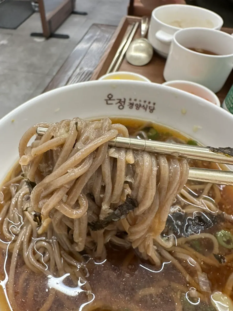 레몬이 들어간 시원한 메밀소바 육수