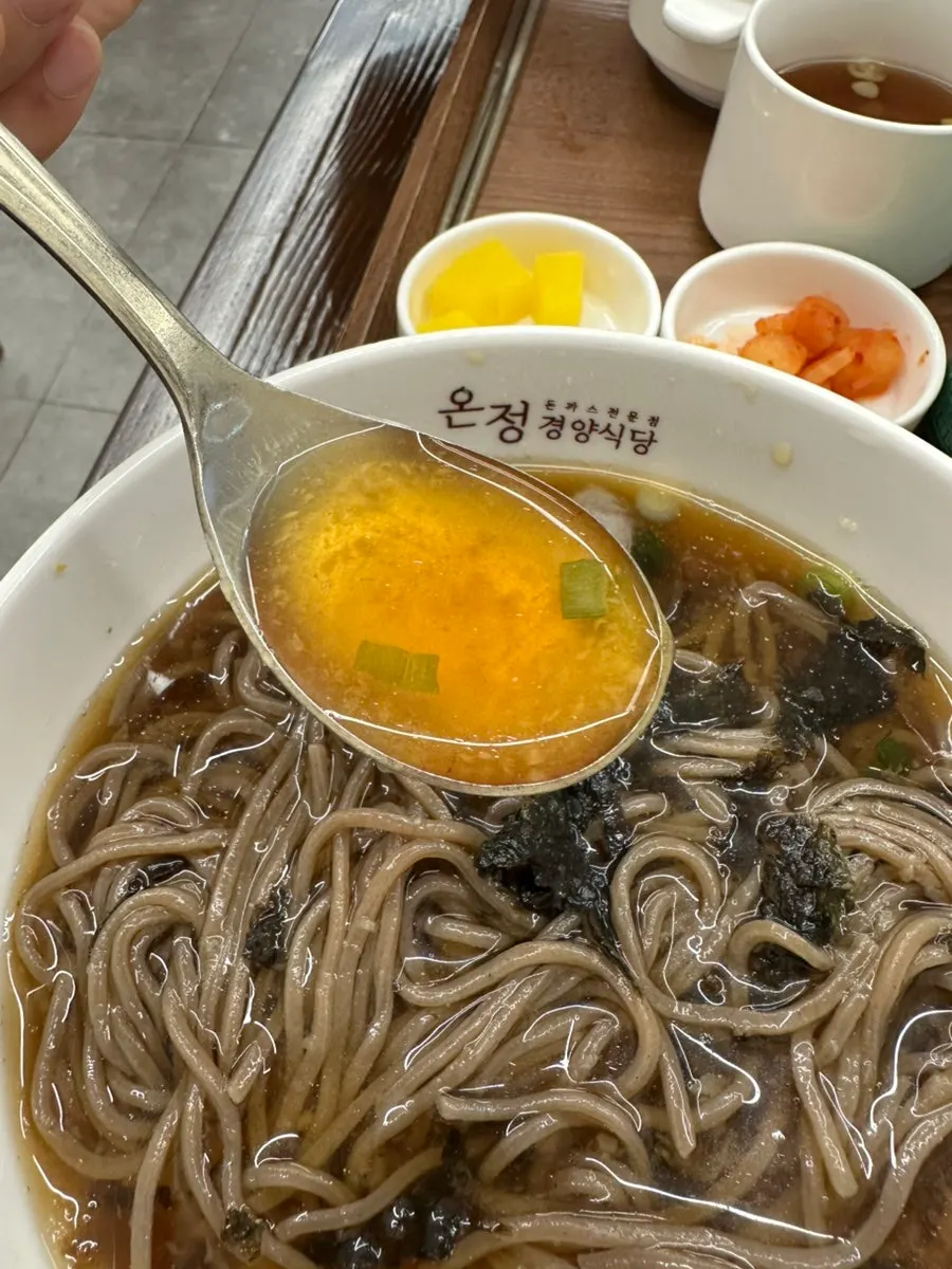 면을 건져 올린 메밀소바