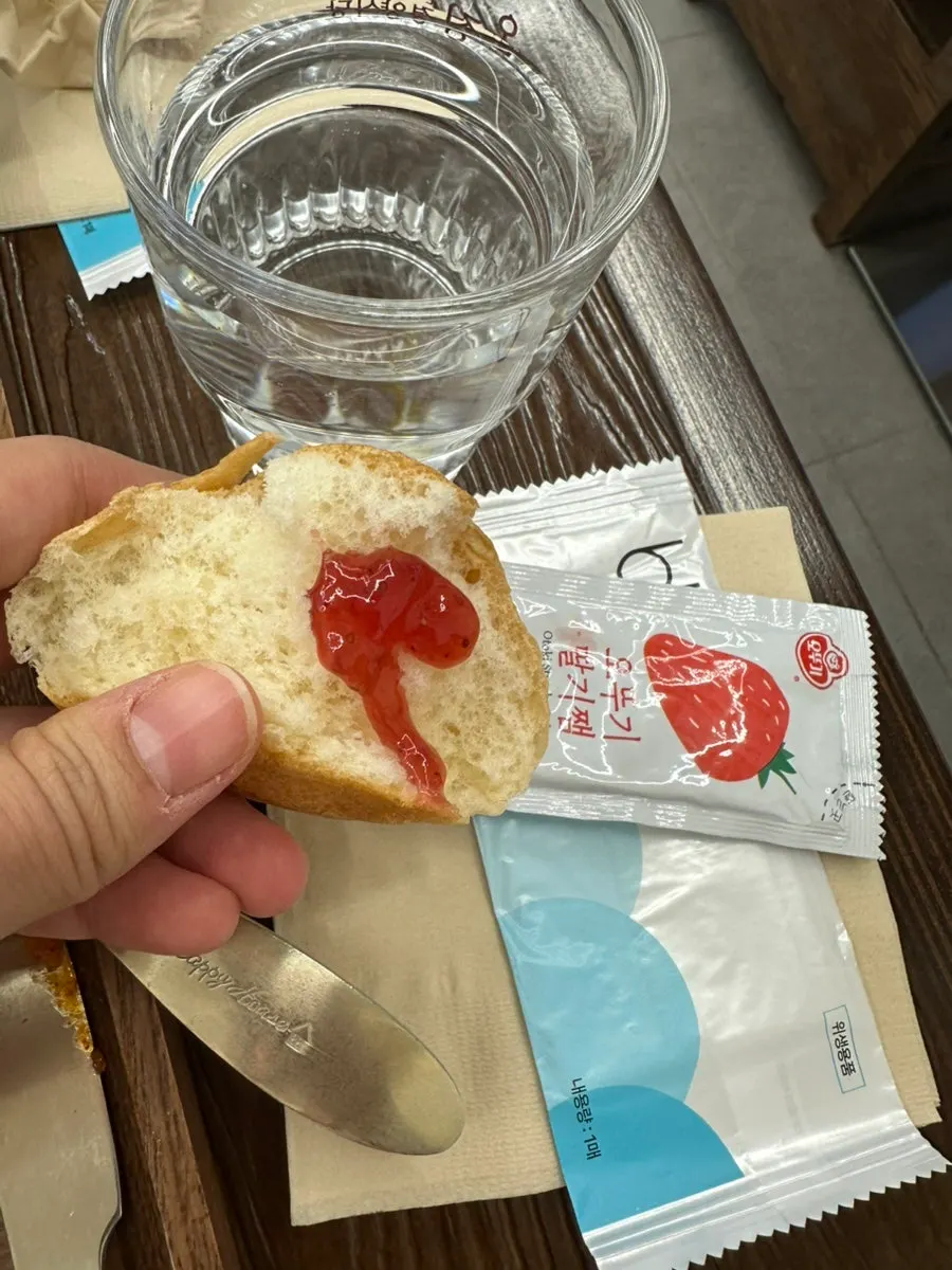 딸기잼과 함께 나온 모닝빵