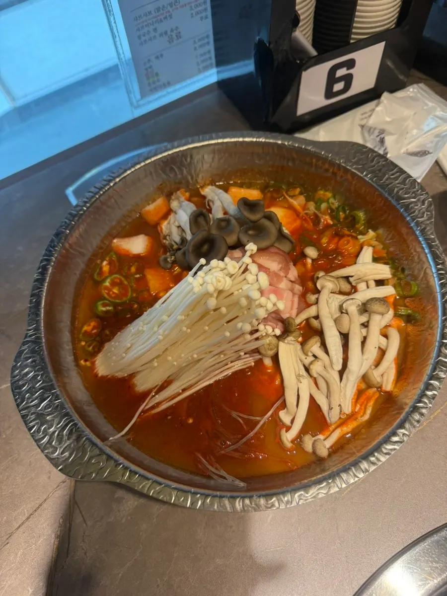 삼겹살과 짜글이 주문 메뉴
