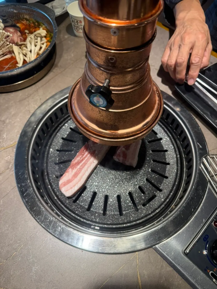 불판에 구운 노릇한 삼겹살