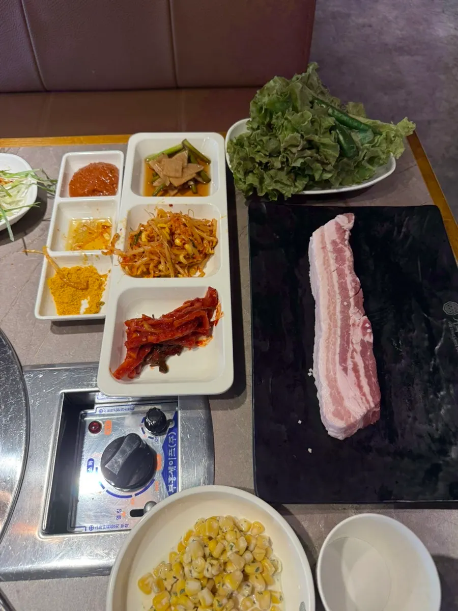 삼겹살과 옥수수콘 곁들임