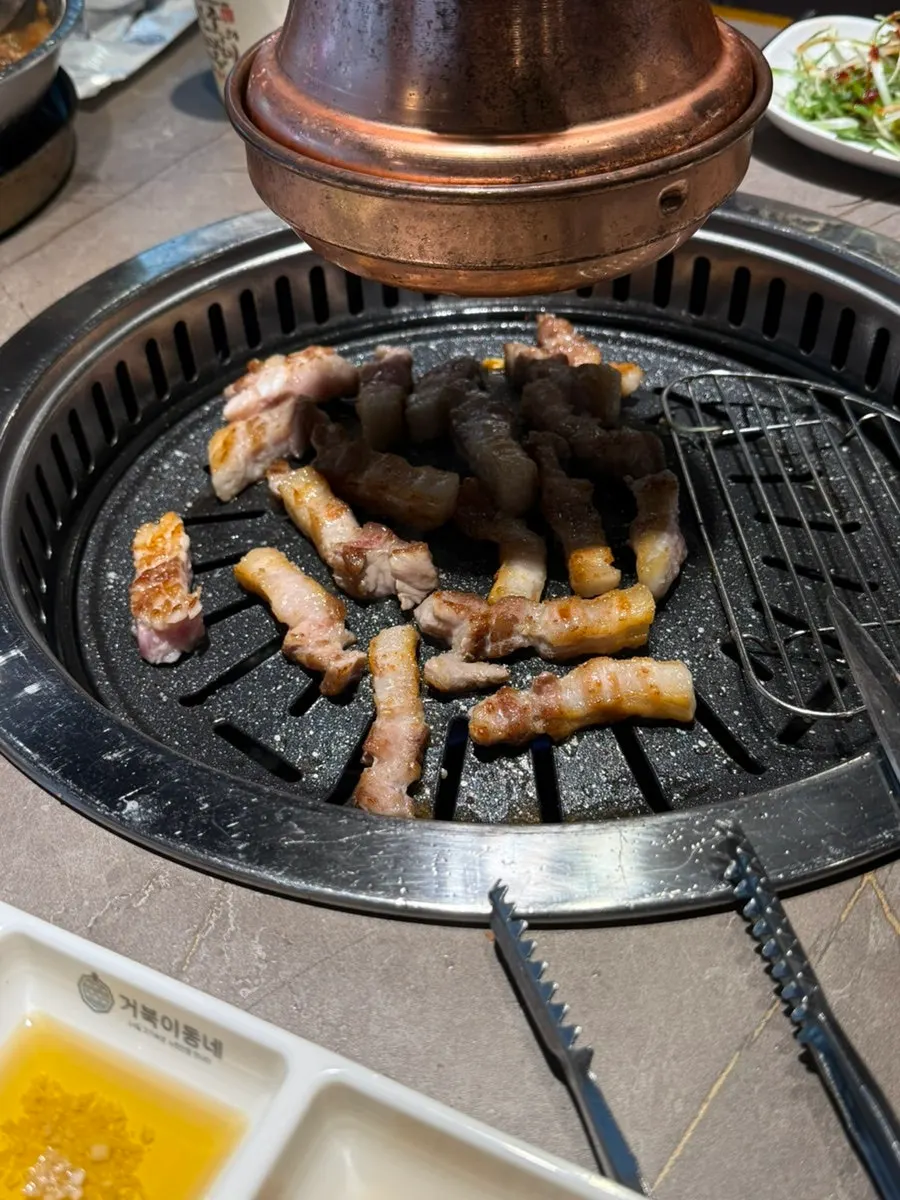 아빠와 함께 먹는 삼겹살 식사