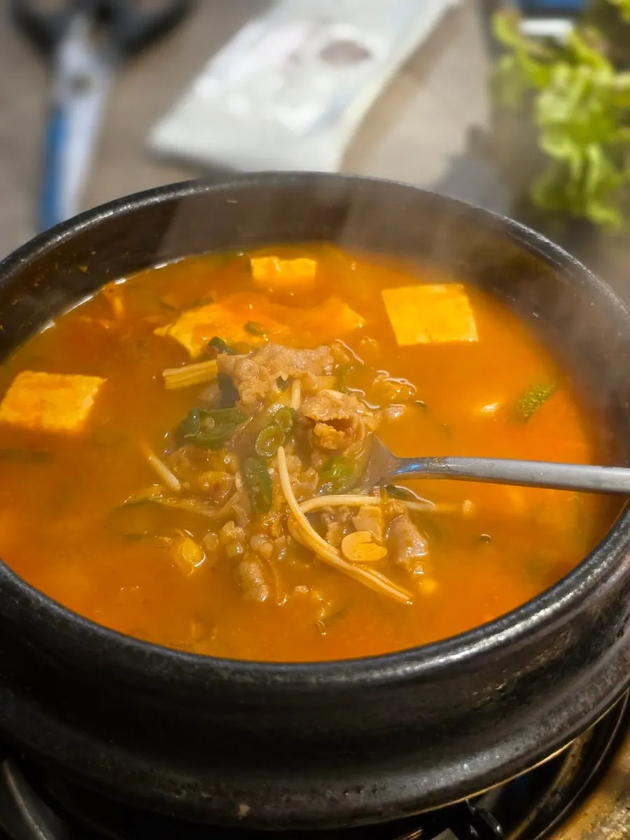 돼지고기와 솥밥 된장찌개 조합