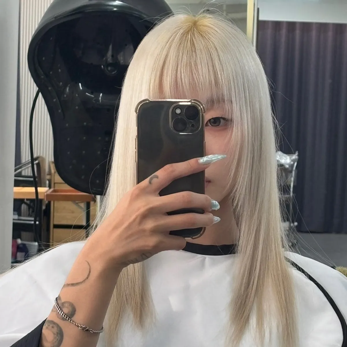 뿌리탈색을 마친 밝은 모발 대표 사진