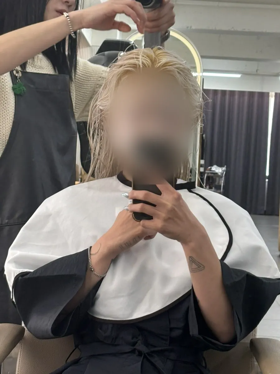 보색 샴푸 후 방치 중인 모습