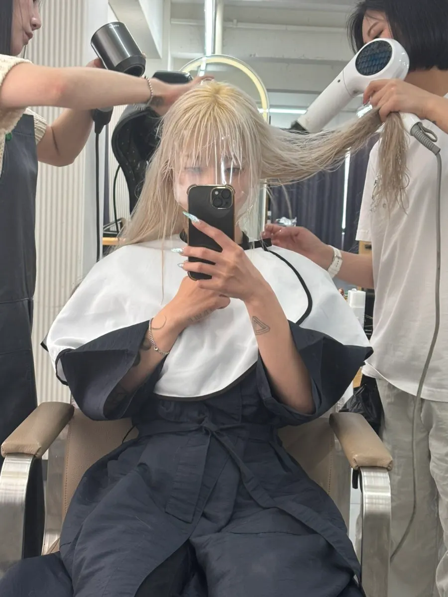 디자이너 두 명이 진행하는 드라이 작업