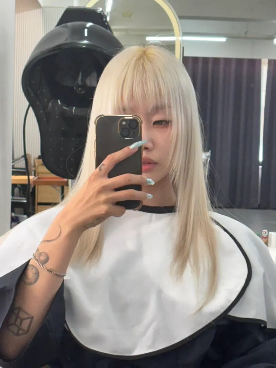 뿌리탈색 완성 후 밝아진 모발