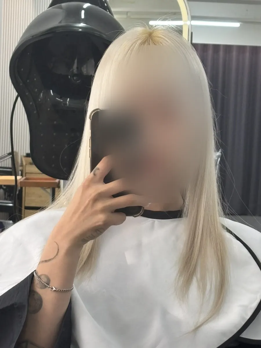 기존 모발과 색 차이가 적게 마무리된 뿌리