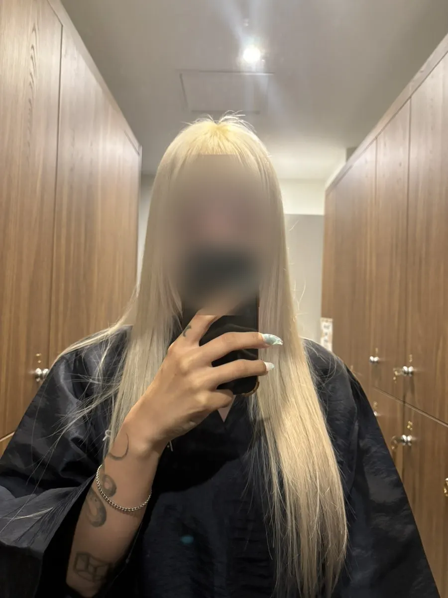 탈의실 거울로 확인한 뿌리탈색 결과