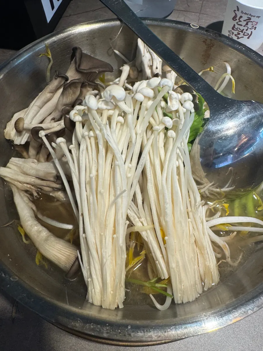 Marinated mung bean sprouts and side dishes