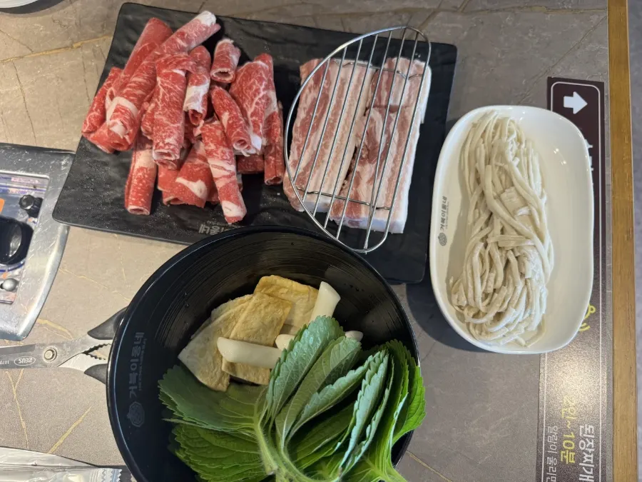 Wrap ingredients and self-serve side dishes