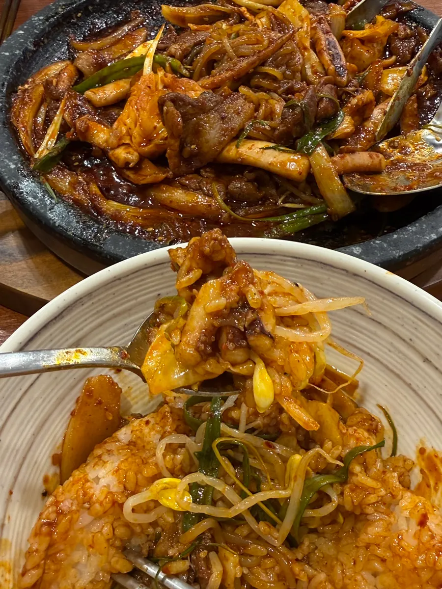 エゴマの葉、豆もやし、ごま油で混ぜたご飯