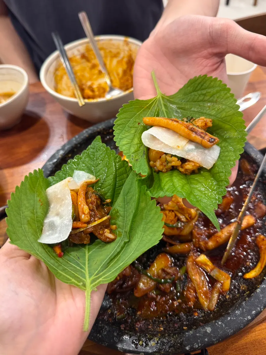 ヨルムキムチをのせたビビンご飯のひとさじ