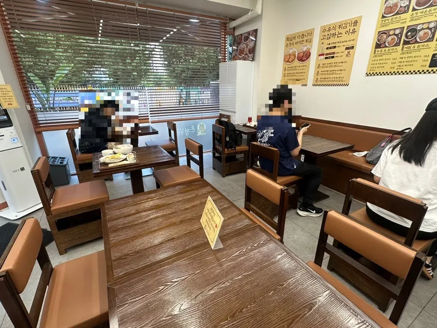 Neatly arranged table area at Onjeong Gyeongyangsikdang