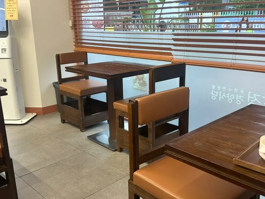 Lively dining-room atmosphere at Onjeong Gyeongyangsikdang