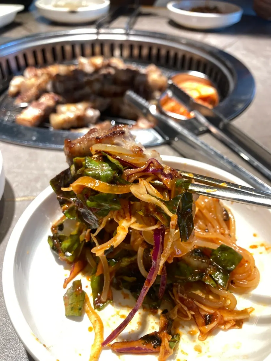 노릇하게 구워진 오겹살과 곁들이 반찬