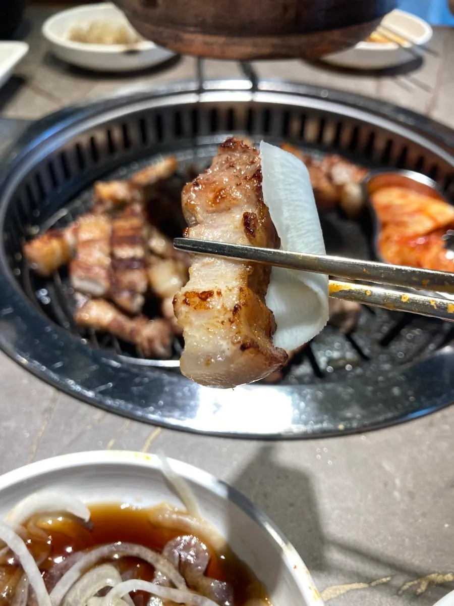 오겹살과 함께 차려진 식사 상차림